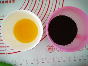 1.
将奥利奥碎装在厚塑料袋中，用擀面仗将其碾碎，黄油隔水融化倒进奥利奥中拌匀。