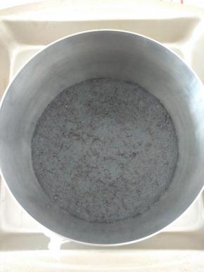 2.
慕斯圈底部用保鲜膜绷紧，将用黄油拌好的奥利奥碎倒在里面，用橡皮刮刀压实，入冰箱冷藏。