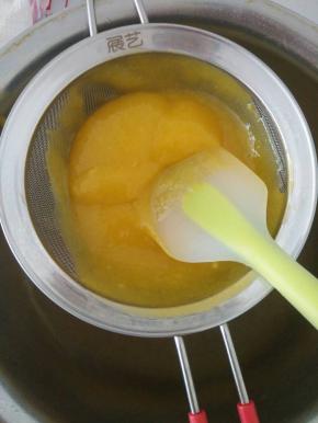 3.
芒果去皮切丁，倒入料理机中打成泥状，倒入筛网中用刮刀碾压过筛。