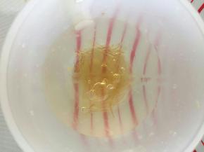 4.
取10克吉利丁片用冷水泡软，挤去多余的水分。