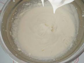 6.
淡奶油加砂糖用电动蛋器打至六分发，有明显纹路，提起打蛋头仍然滴落的状态