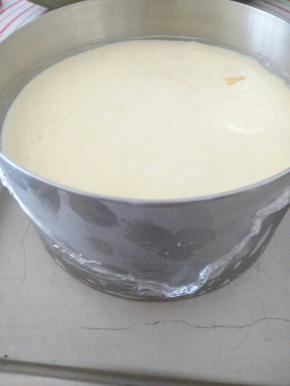 8.
拌好的慕斯糊到在冷藏好的奥利奥饼干底上，轻震几下去除大气泡，入冰箱冷藏2小时。