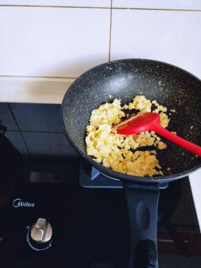 鸡蛋敲碗里，用筷子打散，打开美的燃气灶，小火热油锅，将打散的蛋液倒入锅中，小火煎鸡蛋饼，再切碎盛出备用。