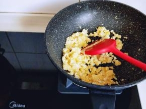 鸡蛋敲碗里，用筷子打散，打开美的燃气灶，小火热油锅，将打散的蛋液倒入锅中，小火煎鸡蛋饼，再切碎盛出备用。