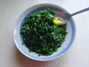 韭菜洗干净后淋干水份，切碎，放入容器中，首先加入少量食用油，搅拌均匀。这样韭菜不会出水哦。