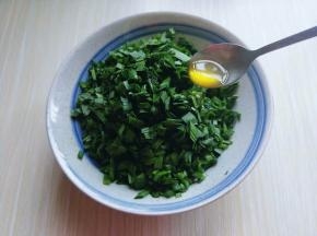 韭菜洗干净后淋干水份，切碎，放入容器中，首先加入少量食用油，搅拌均匀。这样韭菜不会出水哦。