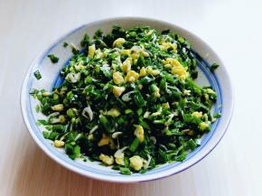 鸡蛋，韭菜，混合一起，加入盐，糖，十三香搅拌均匀。