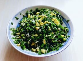 鸡蛋，韭菜，混合一起，加入盐，糖，十三香搅拌均匀。