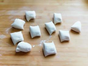 面团揉圆，分成等份的小面团，约50g一个。