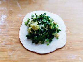 如包包子一样捏紧，之后再用擀面杖轻轻的来回擀压。依次做完！