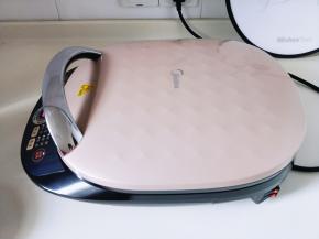 将煎烤机插上电源，再烤盘上刷一层油，打开侧面的上下开关键预热。