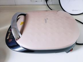 将煎烤机插上电源，再烤盘上刷一层油，打开侧面的上下开关键预热。