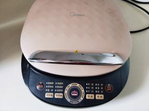 盖上煎烤机盖子，待煎烤机鸣笛即可断电，就这么省心哈！用煎烤机烙饼无需翻锅。