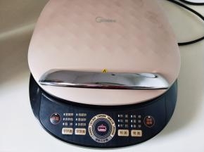 盖上煎烤机盖子，待煎烤机鸣笛即可断电，就这么省心哈！用煎烤机烙饼无需翻锅。