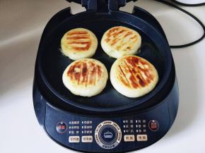 鸣笛后打开盖子，惊艳的一幕发生了，金黄的韭菜饼出锅啦！