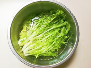 苦菊清洗干净，放入淡盐水浸泡五分钟