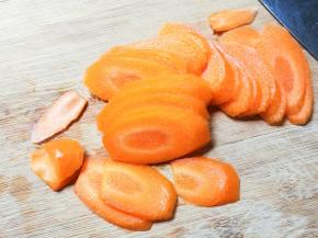 胡萝卜削去皮切成片