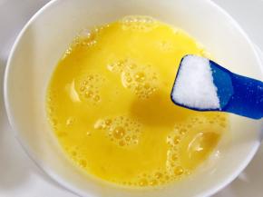 鸡蛋加入一点点盐打散