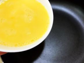 开最小火把蛋液倒入不粘锅里