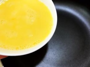 开最小火把蛋液倒入不粘锅里