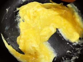 等底部微微凝固后，就铲子从外往里轻推，好像堆小山那样