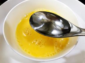 加入3勺清水或者牛奶，继续用筷子打一分钟，让更多的空气进去