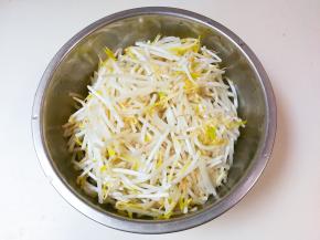 绿豆芽冲洗一下，清水浸泡五分钟沥掉水