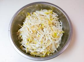 绿豆芽冲洗一下，清水浸泡五分钟沥掉水