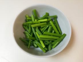 韭苔洗净切去韭菜花，切成寸段