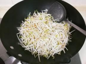 热锅凉油放入绿豆芽大火爆炒几下