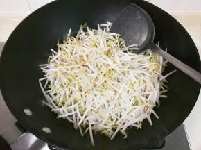 热锅凉油放入绿豆芽大火爆炒几下