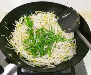 放入韭苔继续烧至韭苔变色