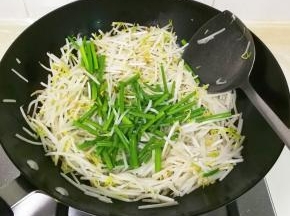 放入韭苔继续烧至韭苔变色