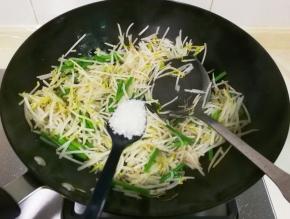 放入一小勺糖提鲜，翻炒均匀