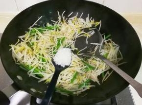 放入一小勺糖提鲜，翻炒均匀