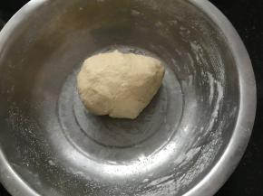 面团盖上保鲜膜醒发20分钟