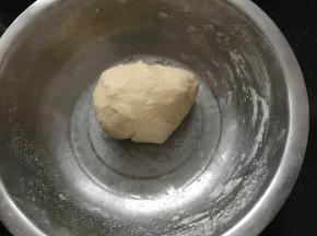 面团盖上保鲜膜醒发20分钟