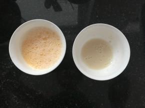 100克水分成两份，一份70克打入一个蛋黄，将蛋黄和水一起打散；一份30克加入鲜酵母（没有鲜酵母的话可以用普通酵母代替，这里放2克普通酵母就行），化开。化开后将两份水混合。