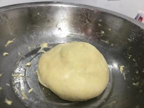 将面团整合圆，放在盒子中发酵