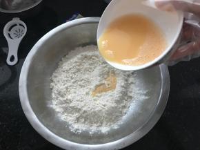 高筋面粉和低筋面粉混合，倒入前面调好的水。