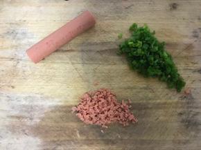 趁醒发的时间，准备好葱和香肠