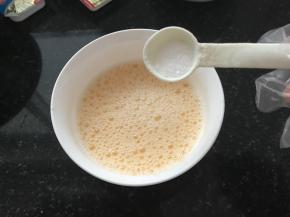 将盐加入第二步混合的水性材料中，搅拌均匀。