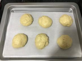 分成等量大小，揉圆，放在盘子上静置20分钟