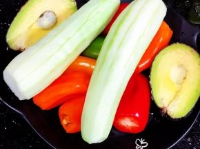 青瓜去皮、切片备用。牛油果去核去皮切片备用