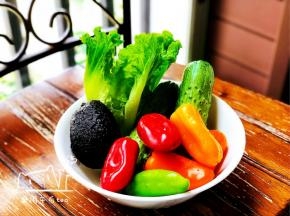 材料包括：生菜、黄色、橙色、绿色、黄色的彩椒、青瓜、牛油果。把所有材料洗净，控干水份。