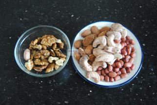 准备好食材，坚果我用的全是生的，所以会进行炒制，做出来的坚果饮才会香气袭人，要是想更方便那就换成熟的就行。