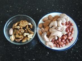 准备好食材，坚果我用的全是生的，所以会进行炒制，做出来的坚果饮才会香气袭人，要是想更方便那就换成熟的就行。