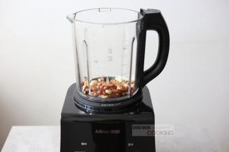 把炒好的坚果放进米厨破壁机内，豆浆机也是可以使用的。