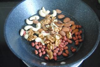 把坚果放入锅内，小火慢炒，大约2分钟左右就有香气飘出，不易炒制过久，一旦糊掉口感就会发苦。