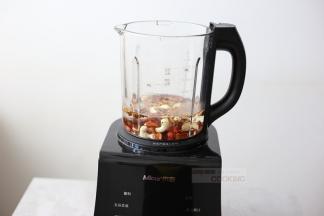 加入到800毫升的纯净水，豆浆机请参考说明书。